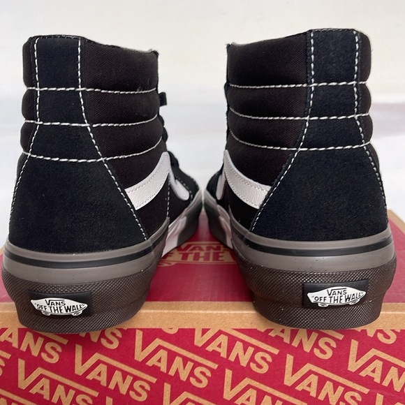 Vans WMNS Sk8-Hi Rearrange Utility Block Black
VN000CRMBLK
Sneakers - Picture 4 of 16